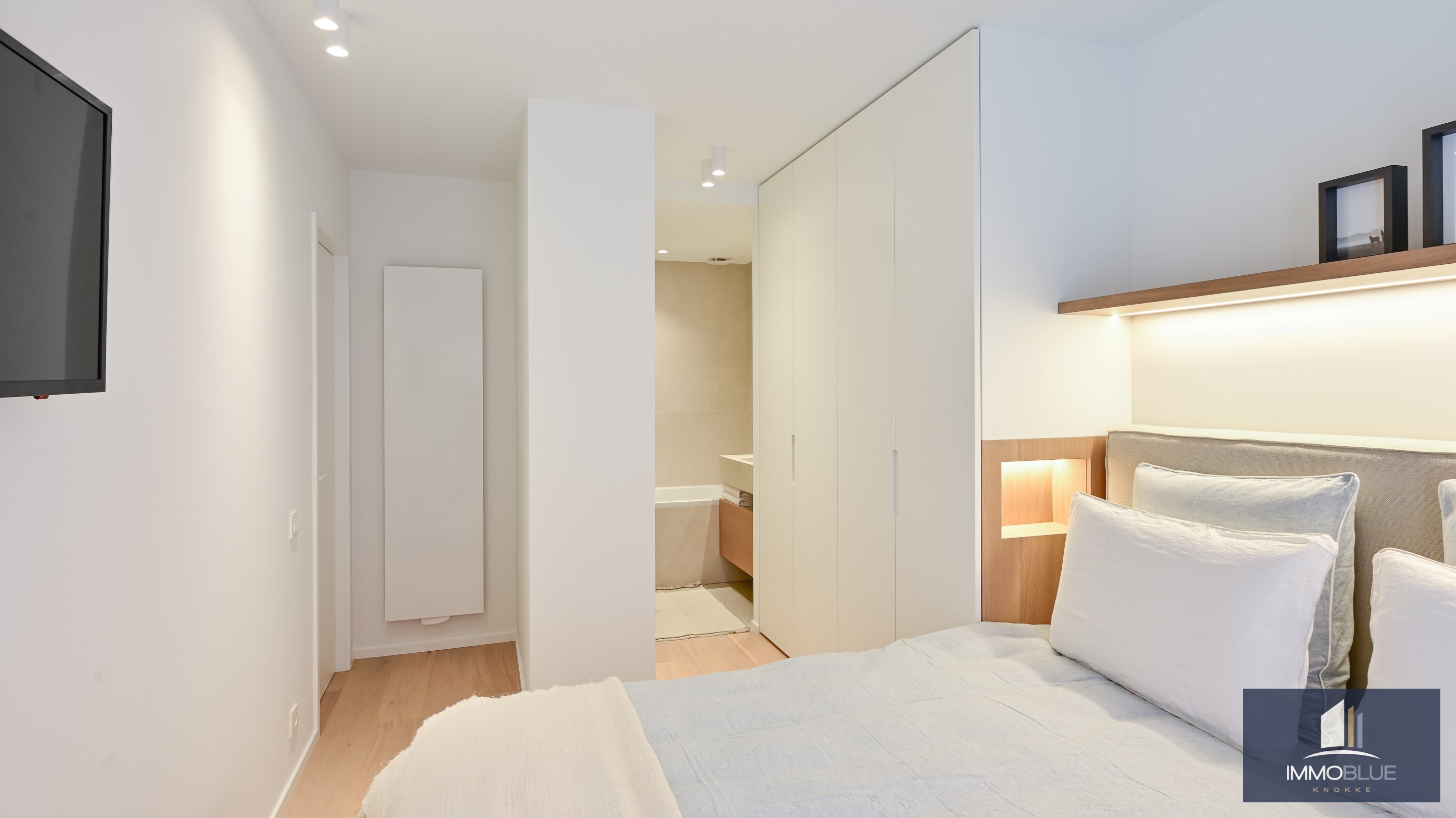 Appartement entièrement rénové avec vue latérale sur la mer. 