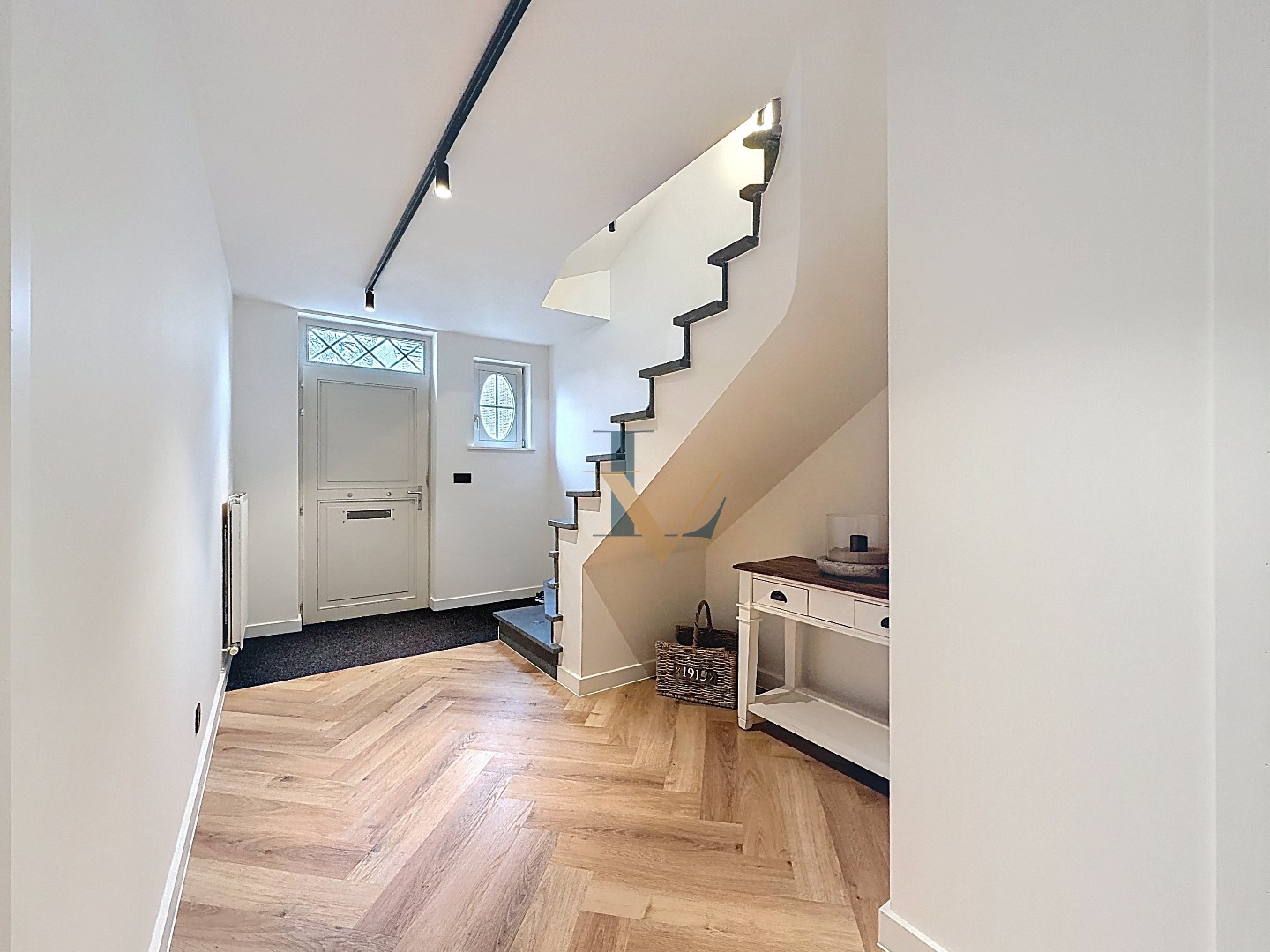 Charmante gerenoveerde rijwoning in pastoriestijl te koop in centrum Schilde 