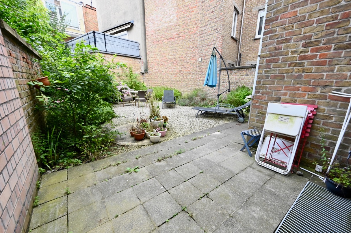 ONGEMEUBELD - Gelijkvloers-appartement met tuin op wandelafstand van de Lippenslaan. 