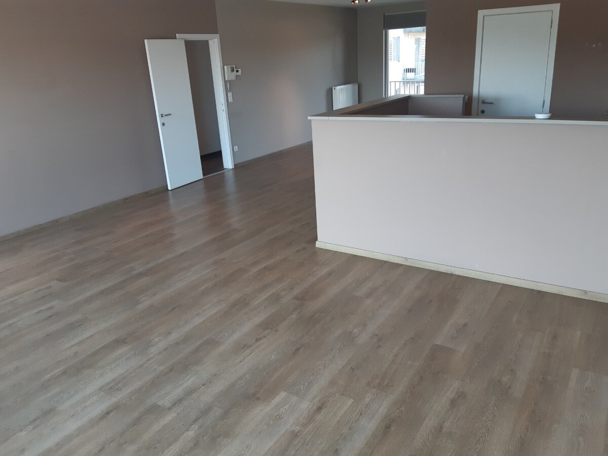 Ruim appartement met 2 terrassen. 