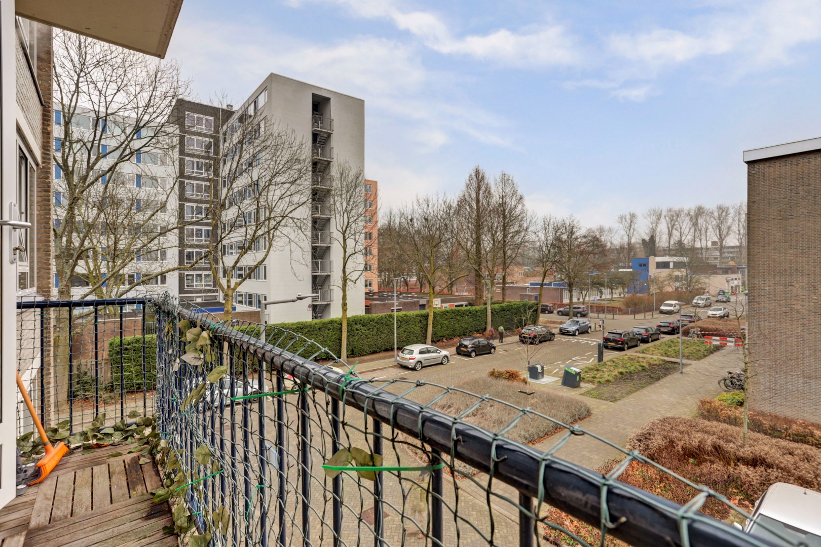 Instapklaar en verzorgd  3-(voorheen 4) kamer hoek- appartement op de tweede verdieping met 2 slaapkamers, 2 balkons, moderne keuken en is gelegen op eigen grond. 