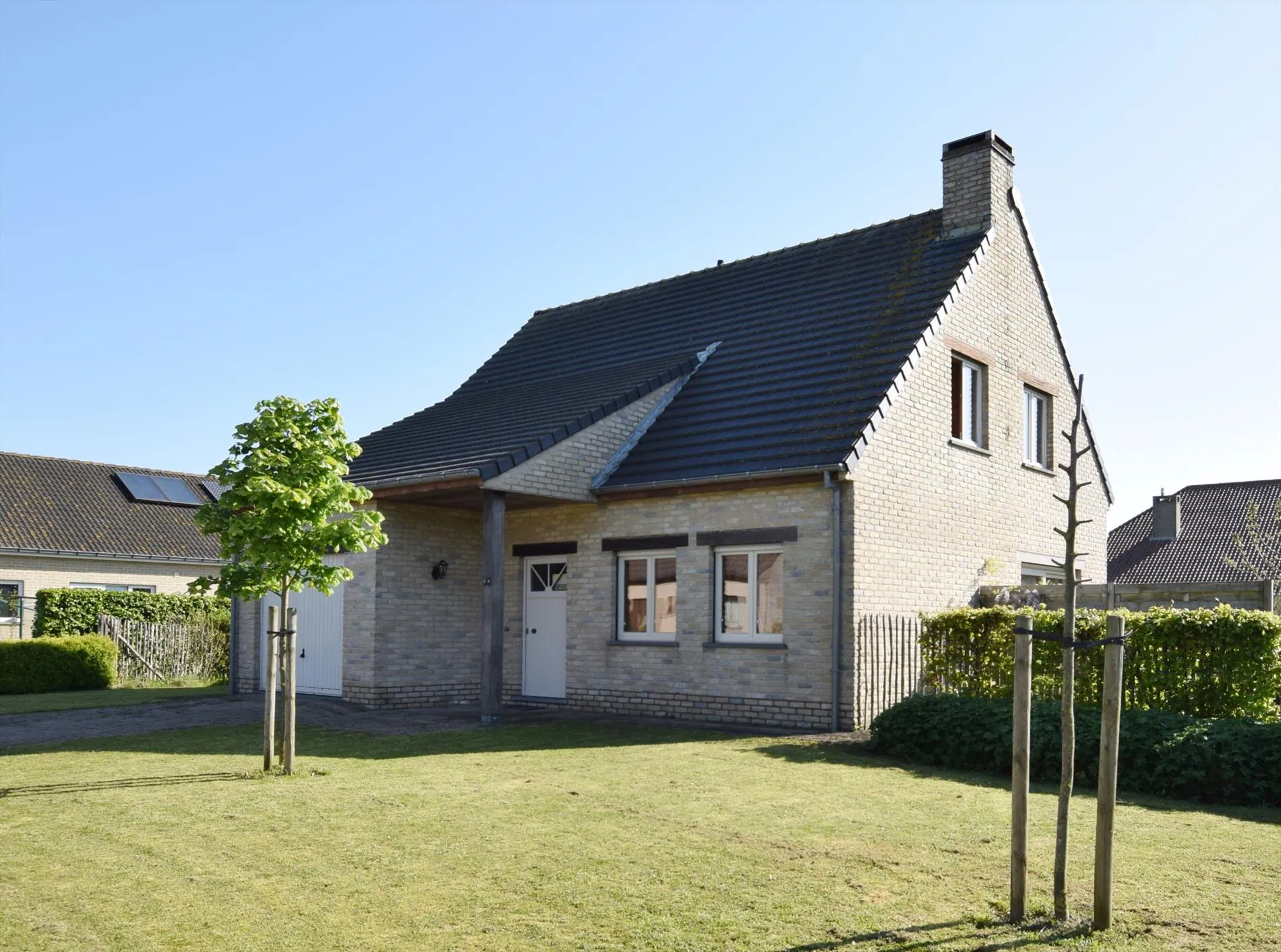 Ruime villa op 866 m² met 4 slaapkamers en 2 badkamers in Veurne