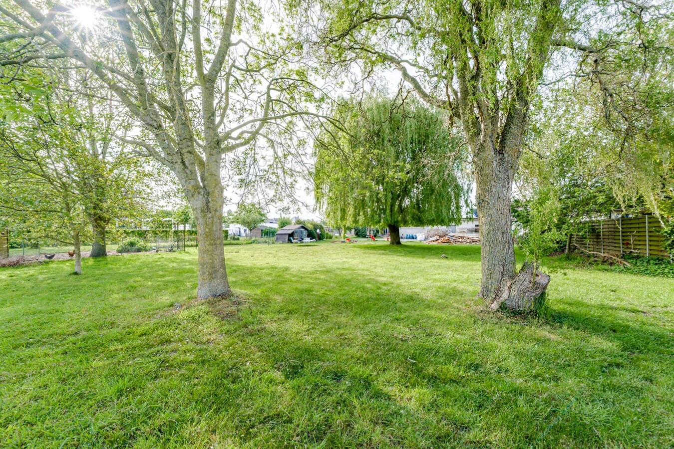 Wonen en werken combineren op toplocatie te Ichtegem - handelswoning met ruime woonst, tuin en garage 
