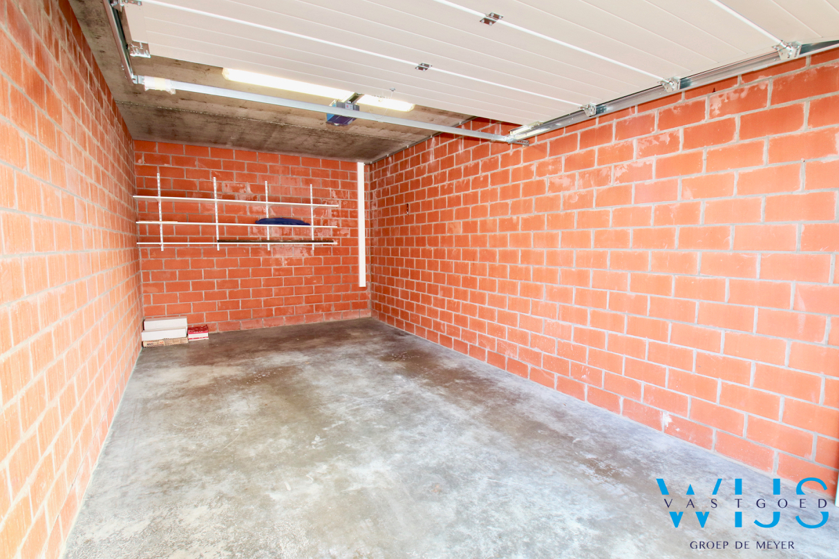 Recent GELIJKVLOERS appartement met 2 slaapkamers te Oosteeklo ! 