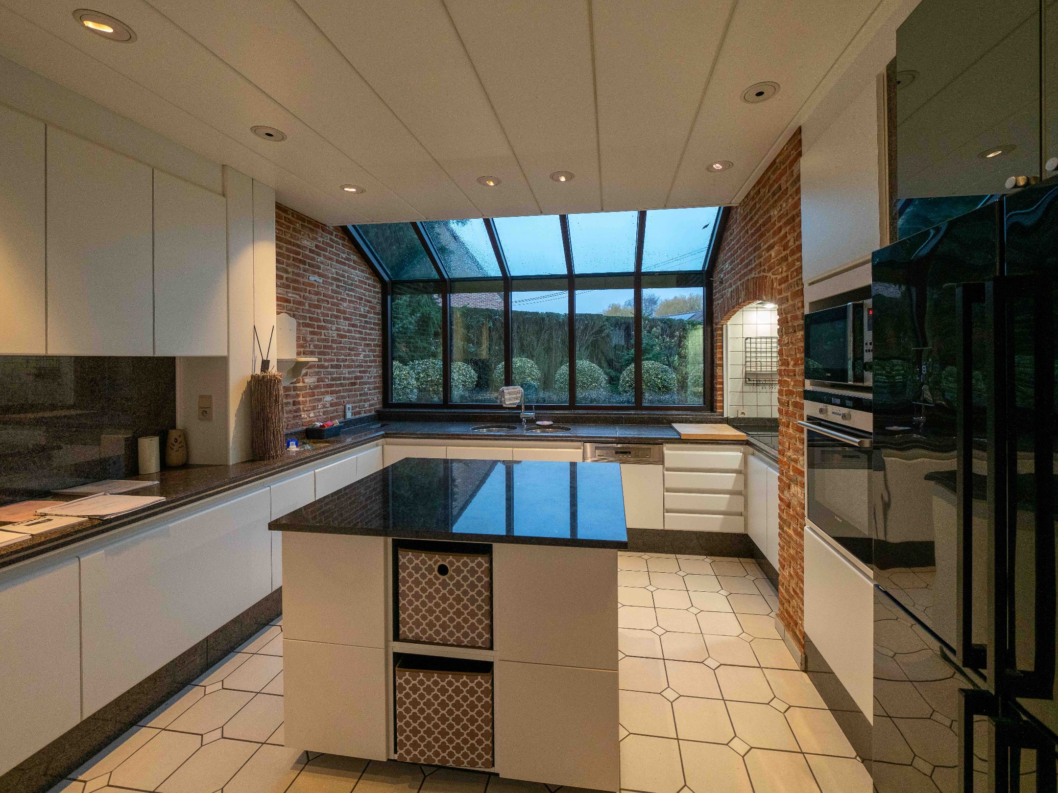 Villa met dubbele garage verscholen in het groen 