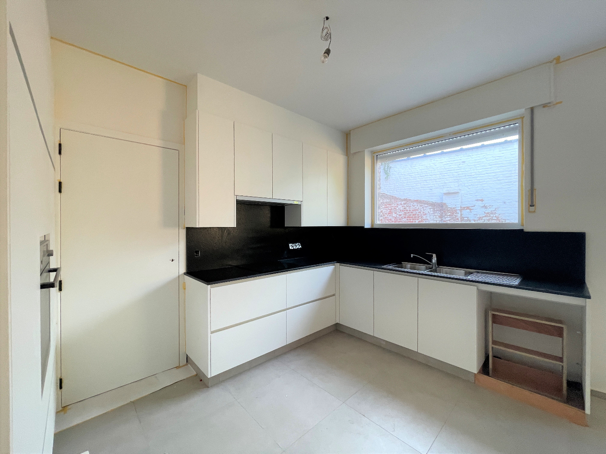 Gerenoveerde halfopen bebouwing met 3 slaapkamers en garage in centrum Roeselare 