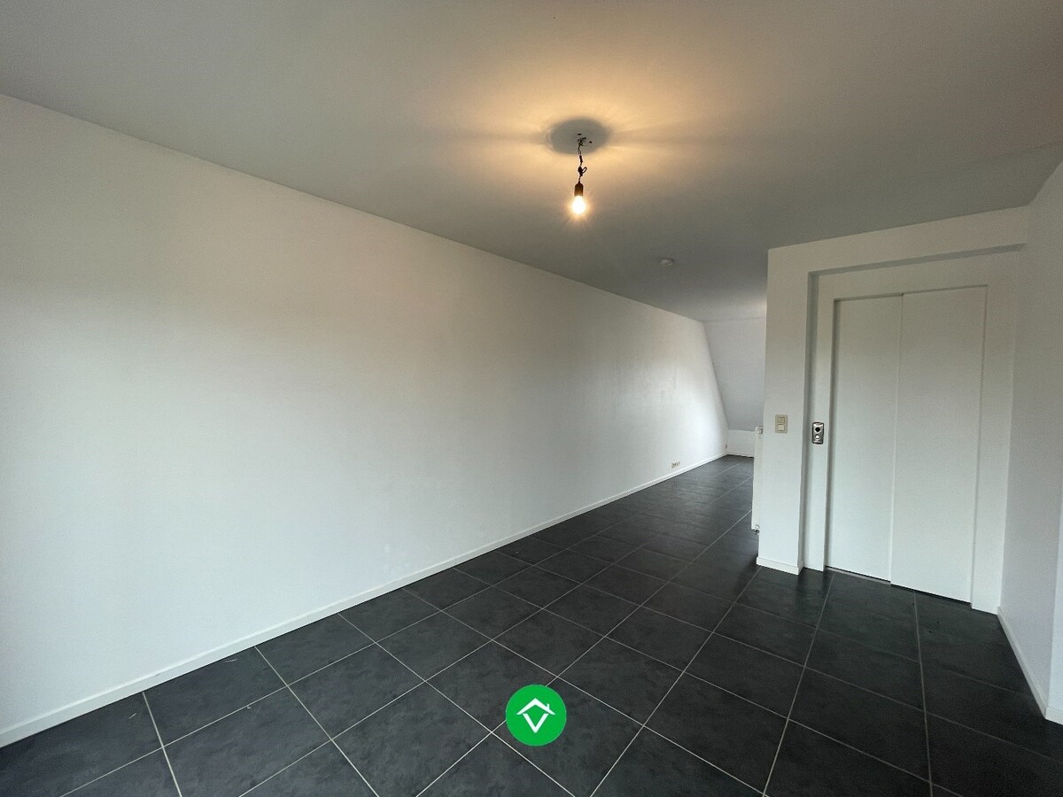 Rustig gelegen duplex appartement met 2 slaapkamers en autostaanplaats te Lichtervelde VRIJ 1/08/2026 