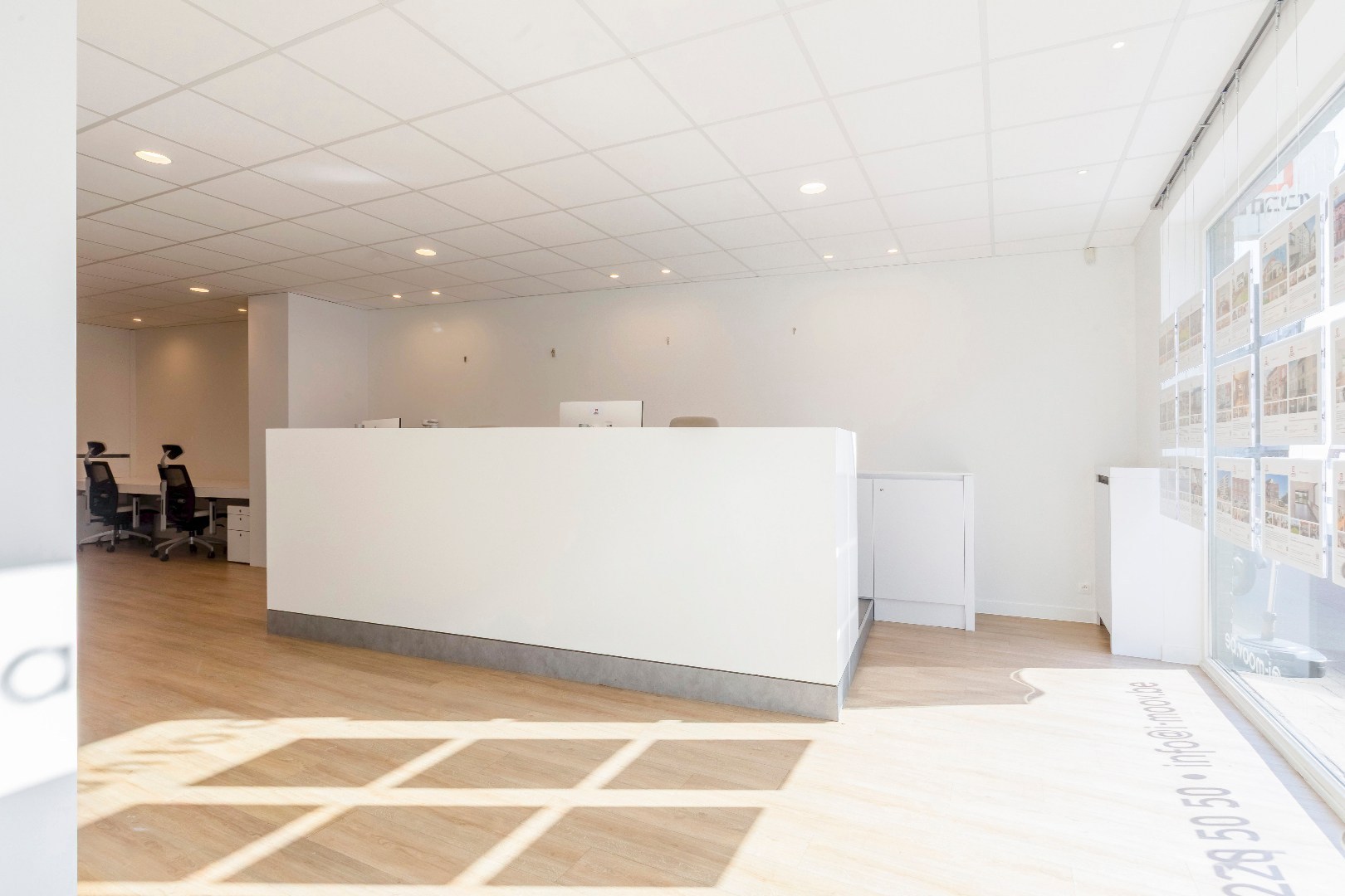 Modern en lichtrijk kantoor; praktijk- of winkelruimte op commercieel gunstige locatie 