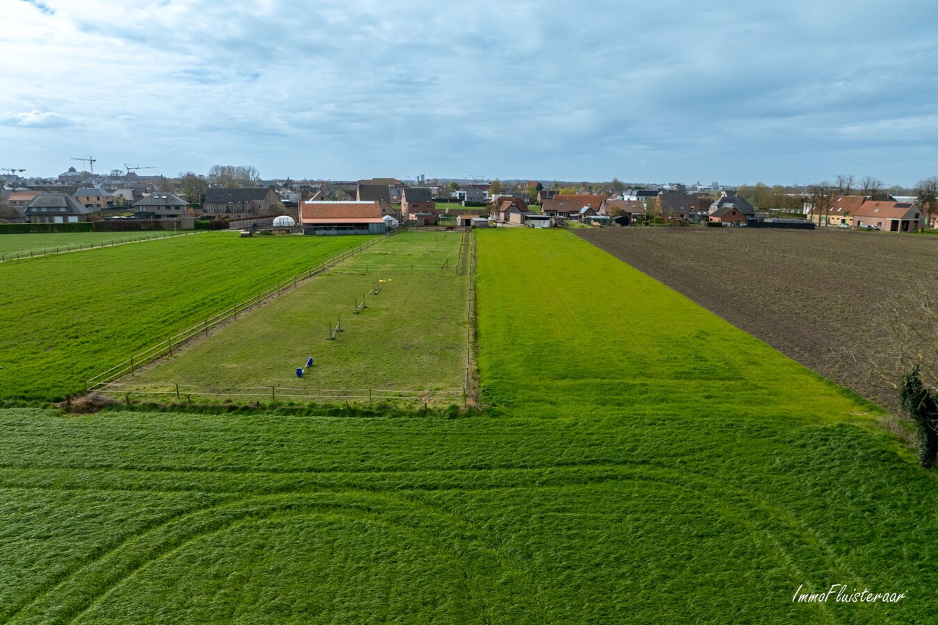 Bouwgrond voor HOB met aanpalende weide nabij het centrum van Hoogstraten 
