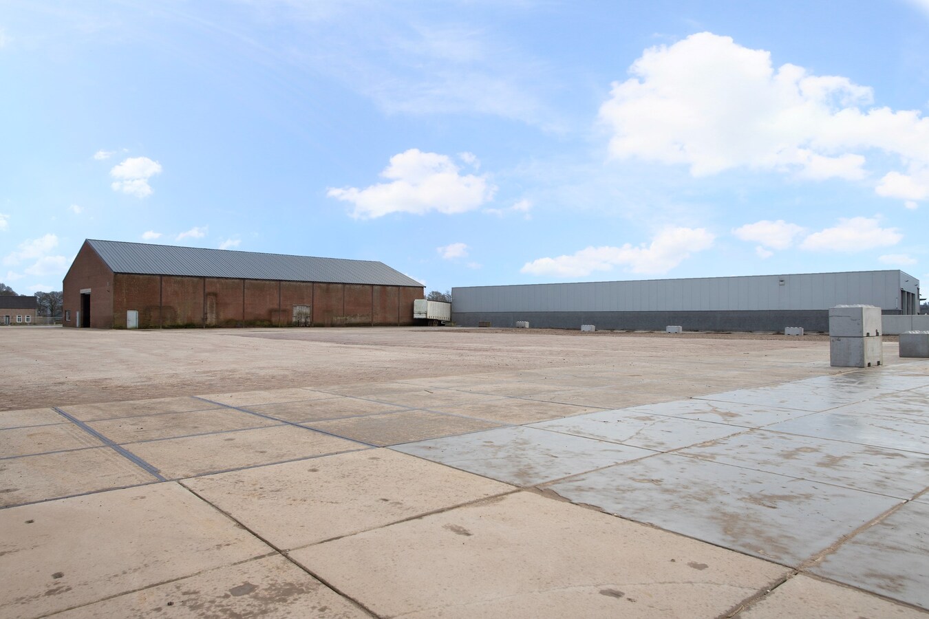 Te huur: “Opslag/overslaghal met buiten terrein”  aan de Rijt 31 te Luyksgestel, voorheen van KLG met buitenterrein. 