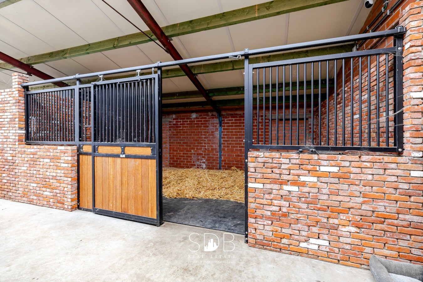 Hedendaagse woning met hippische accommodatie op 17.782m² 