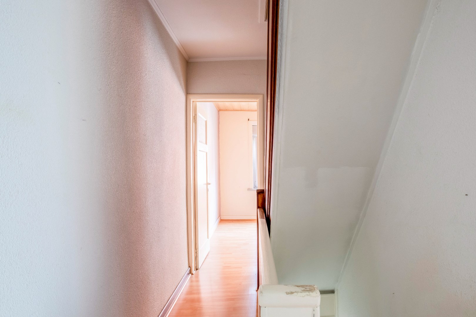 Toffe woning in rij met ingerichte tuin en garagebox 