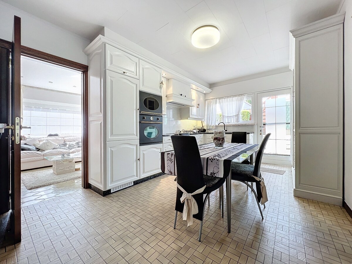 Instapklare en lichtrijke laagbouwwoning met garage te Kerksken 