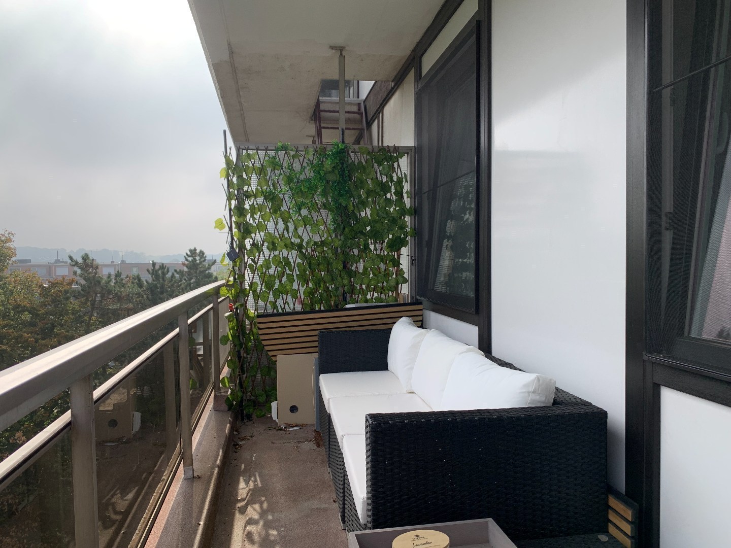 Recent gerenoveerd  drie slaapkamer appartement  met vrij zicht op Bosuilplein en ruim terras 