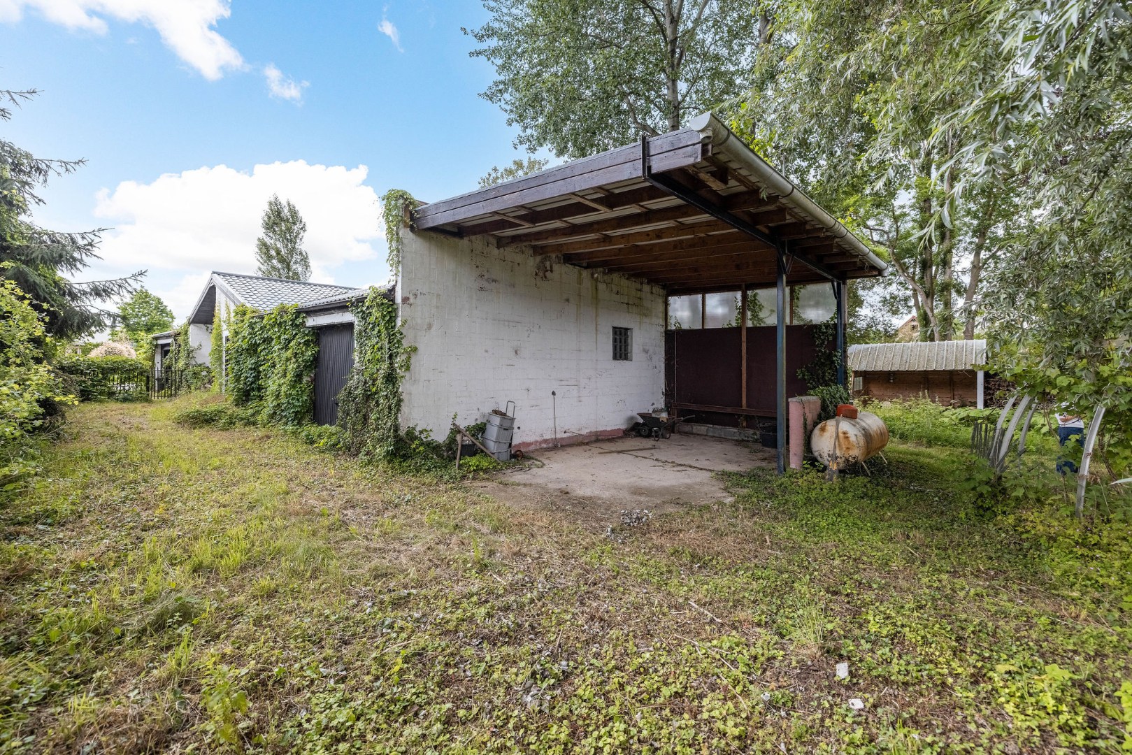 Seventies bungalowvilla met renovatiepotentieel op unieke ligging aan natuurgebied 