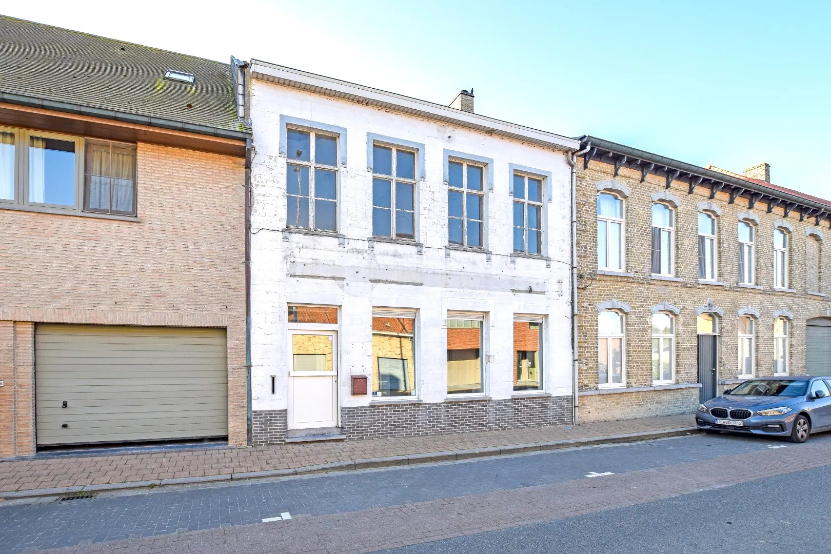 Rijwoning met herenhuisallures en zongerichte tuin te Lo-Reninge!