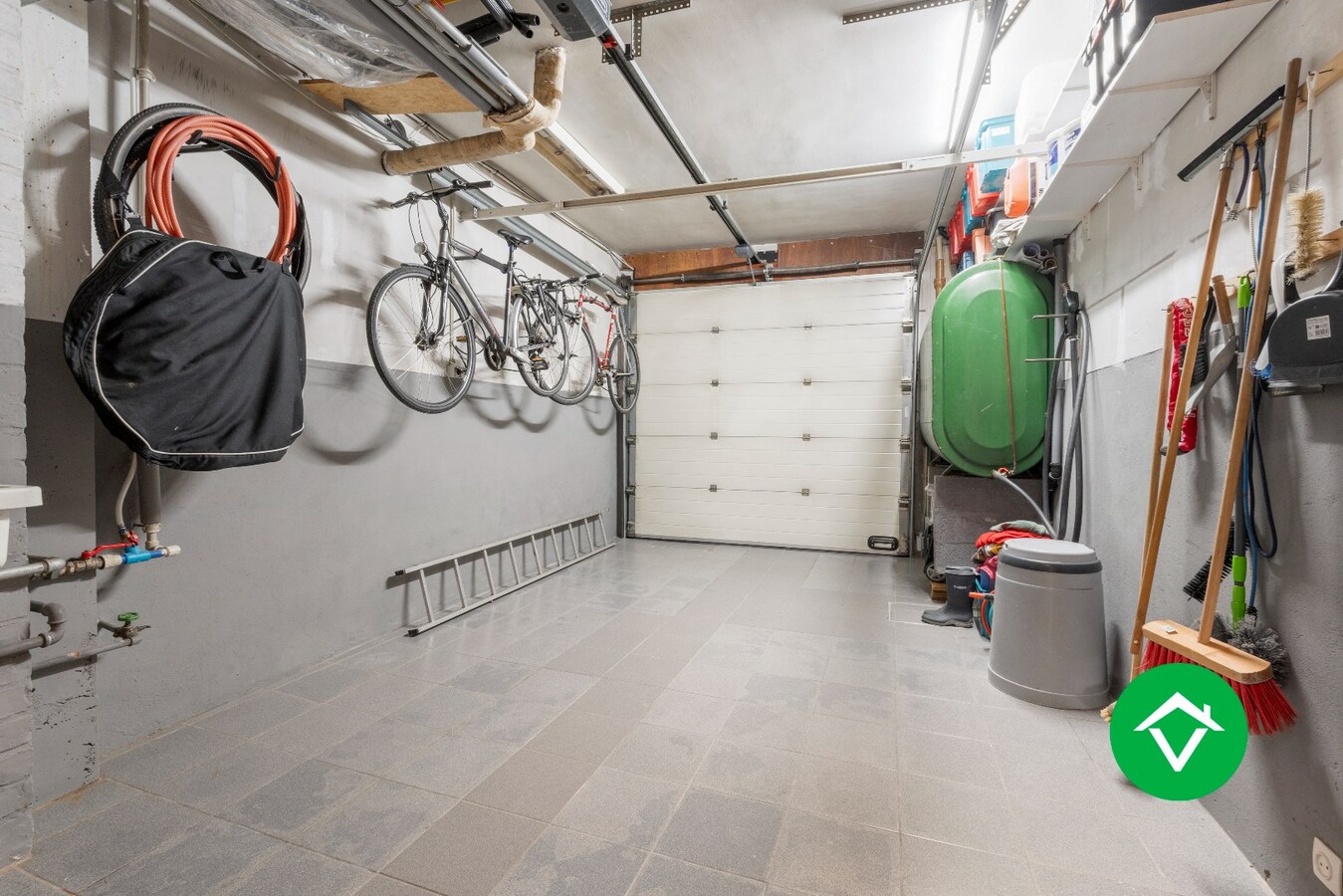 Veelzijdig handelspand met woonst en twee verhuurde appartementen in centrum Aartrijke 