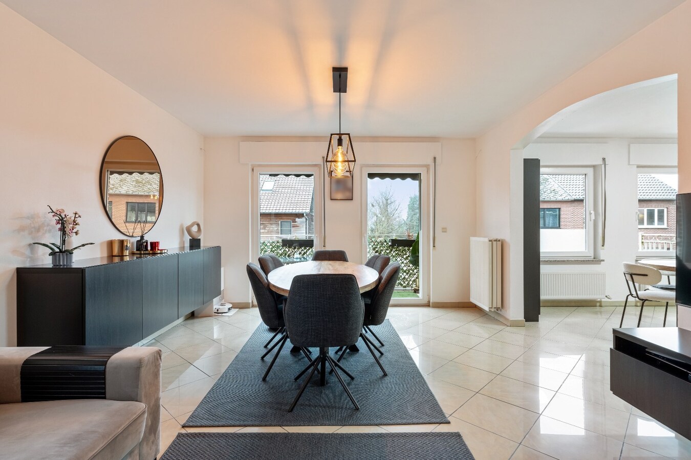 Ruim energiezuinig duplexappartement (146 m²) -  kwaliteitslabel B -  3 slaapkamers, terras en private buitenparking. 