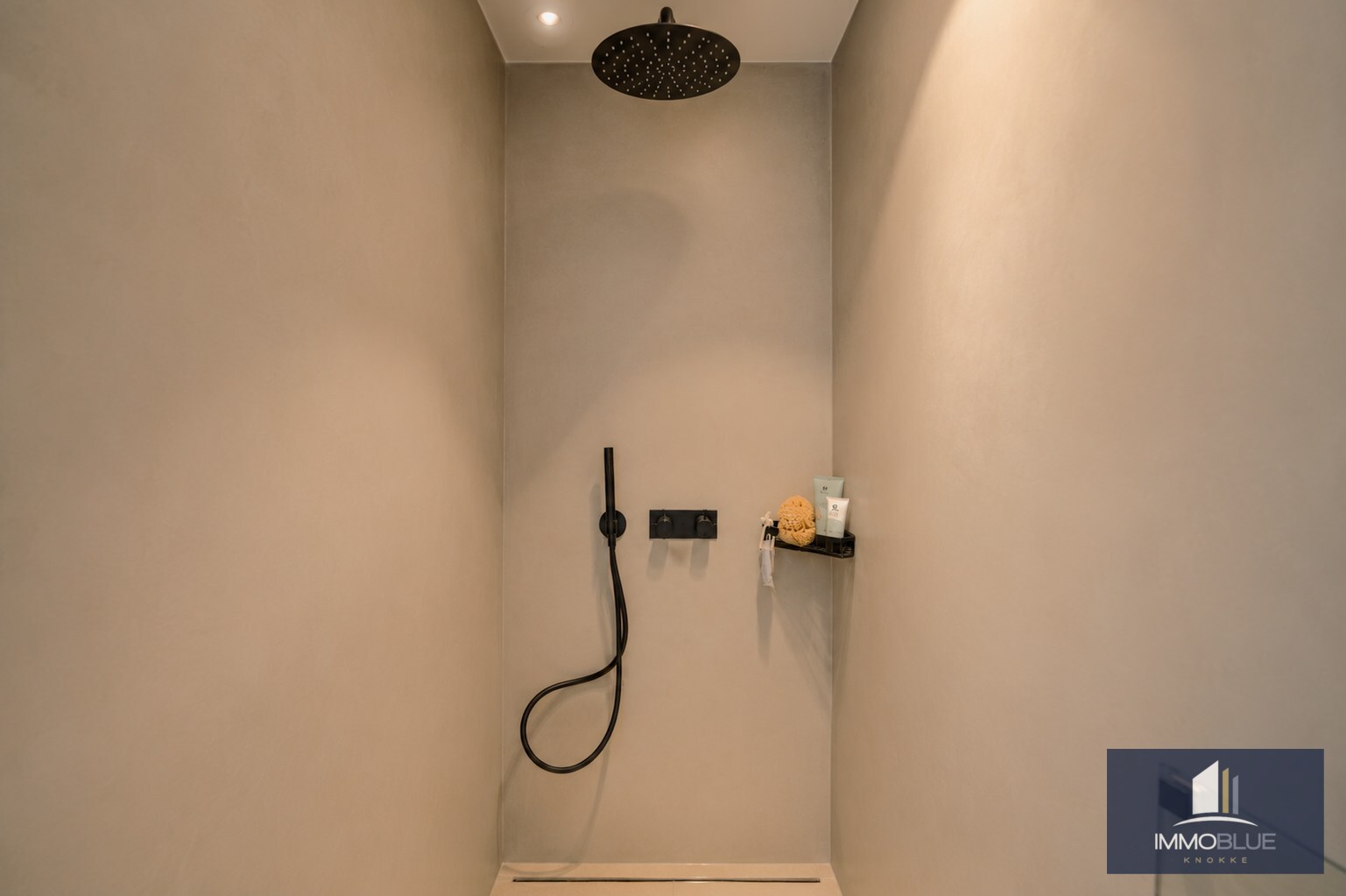 Volledig gerenoveerde villa rustig gelegen op de rand van het Zoute. 