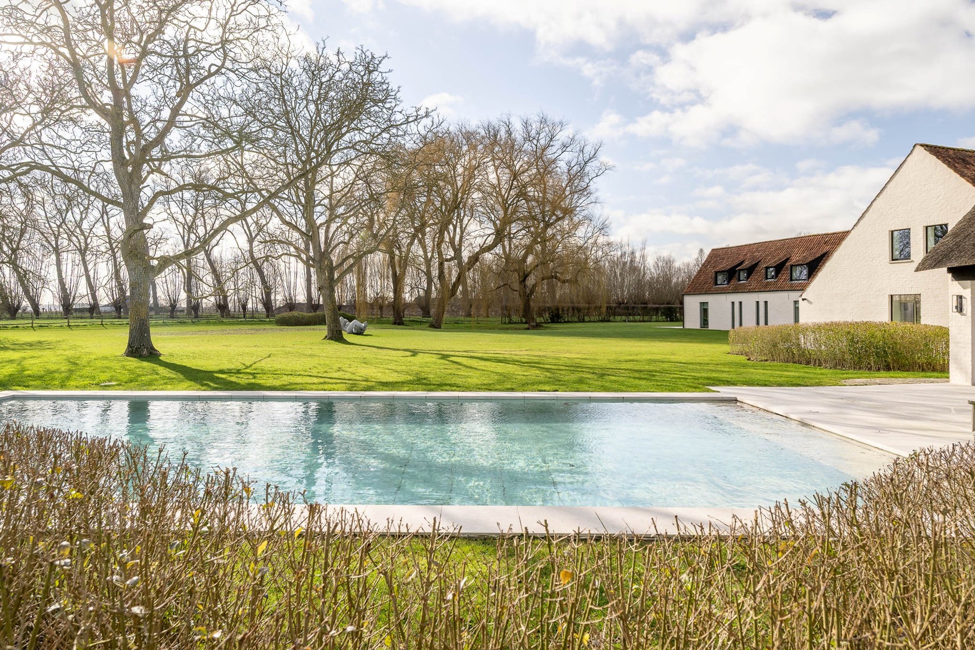 OPENDEURDAG Zaterdag 02/05 - 10u30 - 12u30 (Pereboomstraat 1 te Damme) : Uitzonderlijk gerenoveerde Hoeve met bijhuis op een domein van 1,5 hectare 