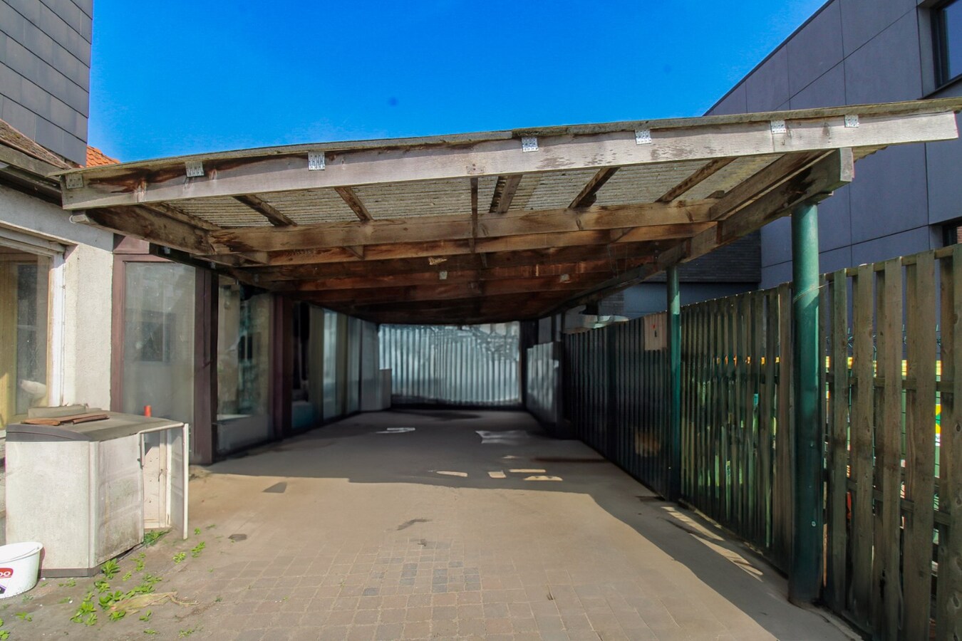Unieke investeringskans: Halfopen bebouwing met garage, optie tot vijf slaapkamers en groot potentieel op toplocatie te koop in Waasmunster! 
