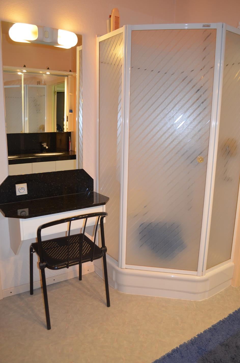 Ruime stijlvolle bel-etage met praktijkruimte, 5 slaapkamers en tuin te centrum Eeklo 