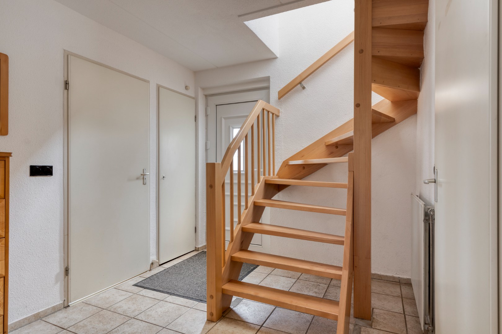 Vrijstaande 8-persoons vakantiewoning, gelegen op een unieke plek met vrij uitzicht over de Oosterschelde, kijkend richting het schilderachtige Zierikzee, wacht deze woning op een nieuwe eigenaar! 