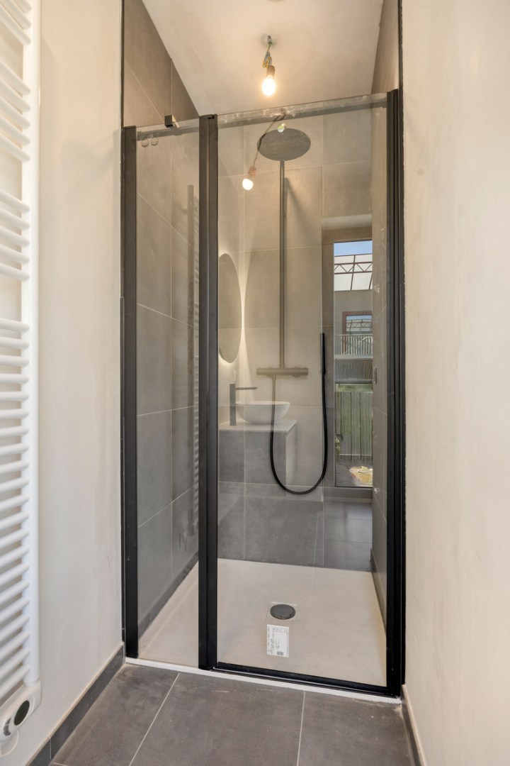 Instapklare woning met zeer goede afwerking, 3 slaapkamers, 3 badkamers, tuin, terras en autostaanplaats in het centrum van Tienen – EPC 27 kWh/m² - bewoonbare opp. 172 m² 