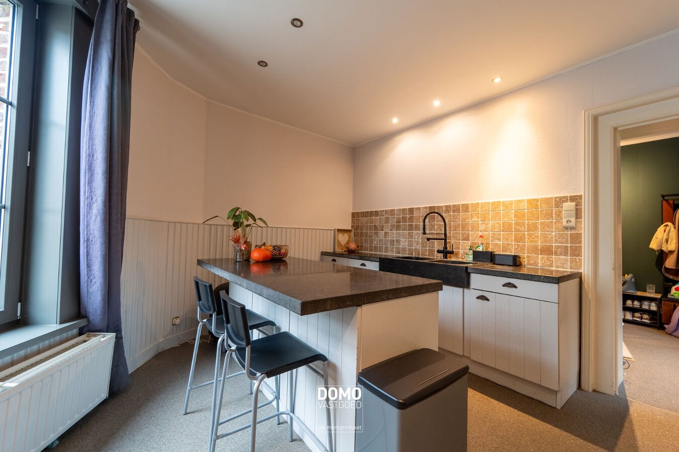 RUIME, INSTAPKLARE EN GERENOVEERDE WONING MET KANTOORGEBOUW INCLUSIEF PARKEERGELEGENHEID, TUIN EN ZWEMBAD TE MIELEN BOVEN AALST (GINGELOM) 