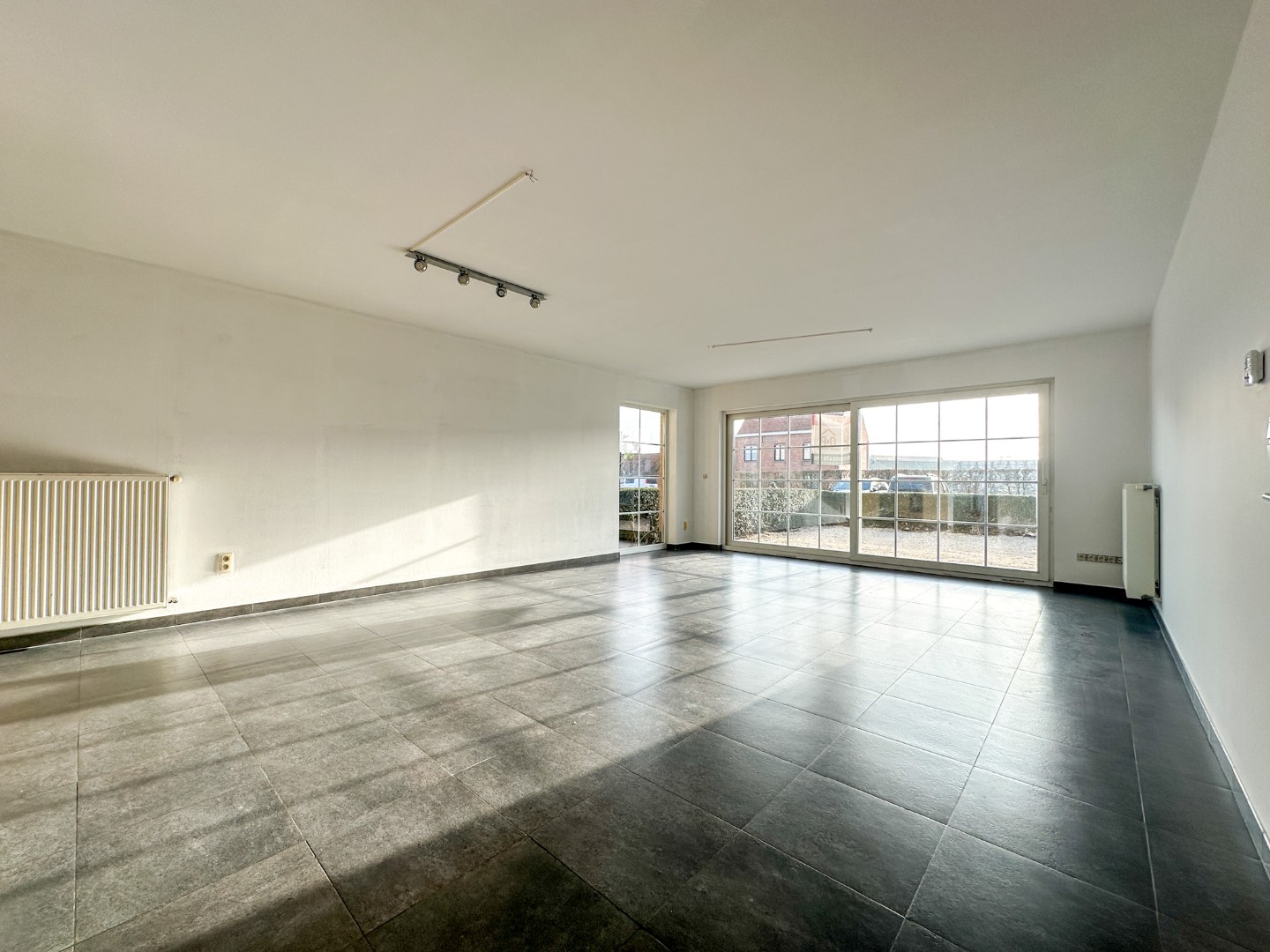 Lichtrijk gelijkvloers appartement met 2 slpk, garage en autostandplaats 