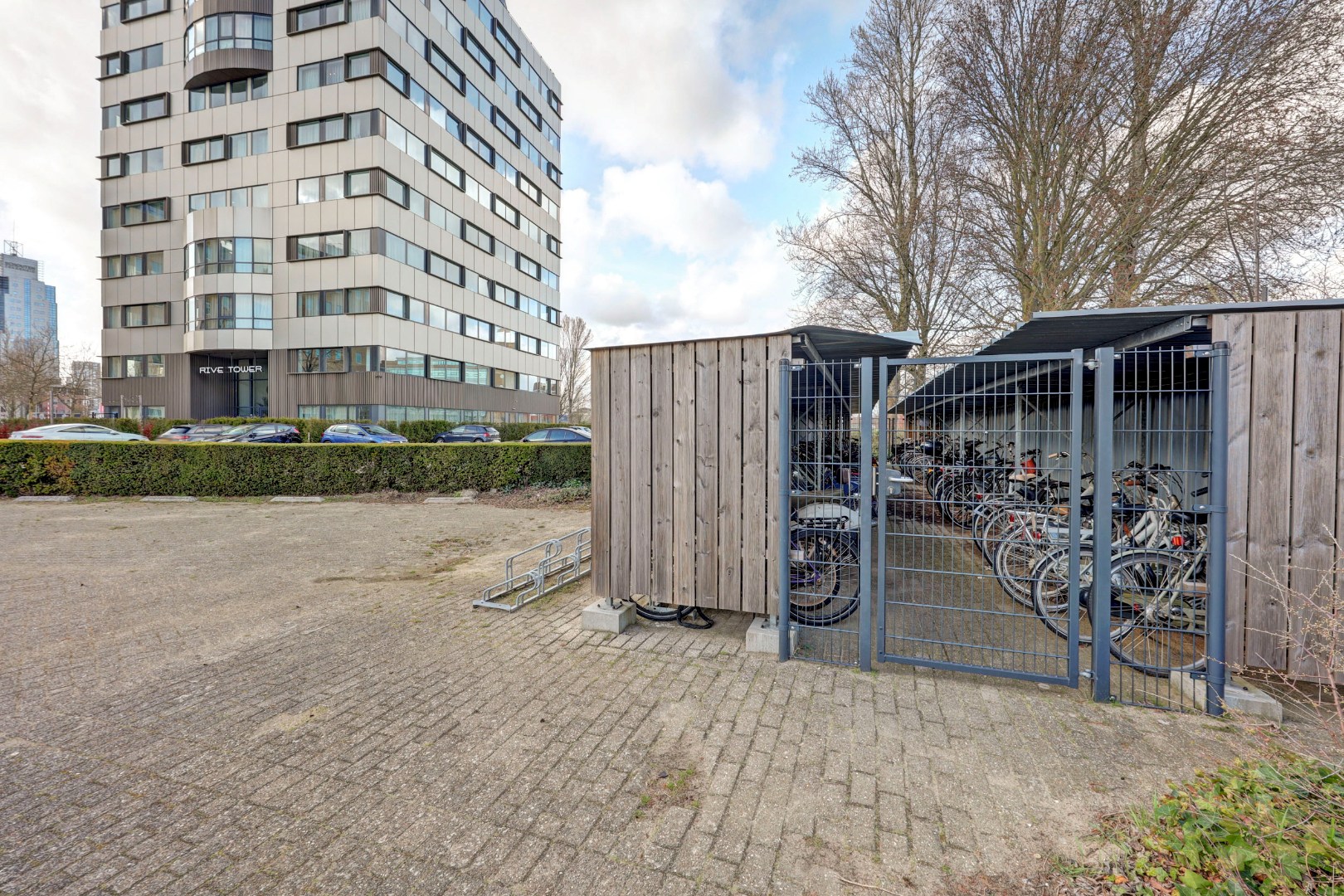 Energiezuinig en instapklare studio met energielabel A, moderne keuken en badkamer en uitzicht op de skyline van Rotterdam. 