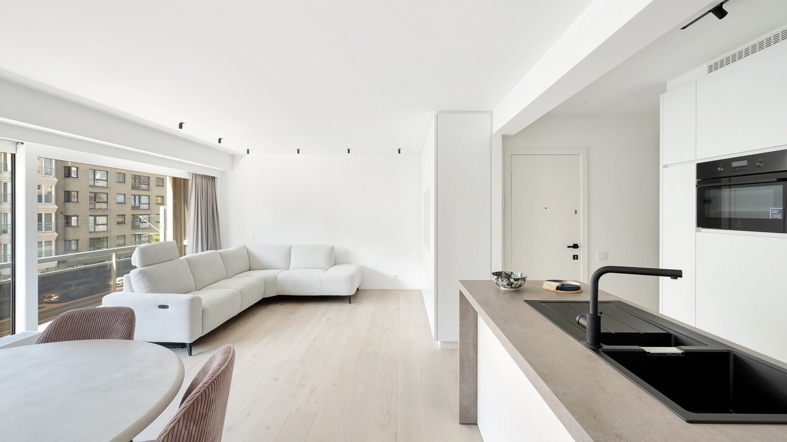 Luxueus gerenoveerd tweeslaapkamerappartement aan de vernieuwde boulevard van Heist 