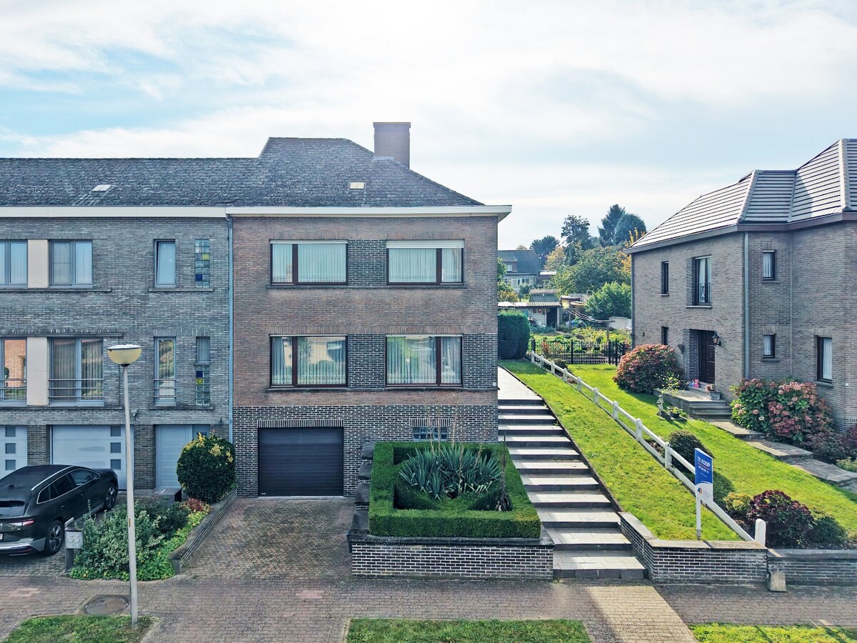 Solide bel-étage met 4 slaapkamers en tuin te Zottegem 