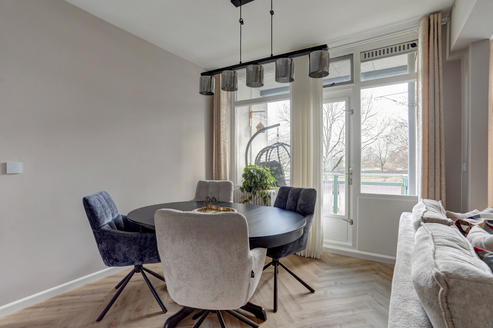 Instapklaar 3(voorheen 4) kamer appartement met royale living en moderne keuken, 2 slaapkamers en berging in de onderbouw. 