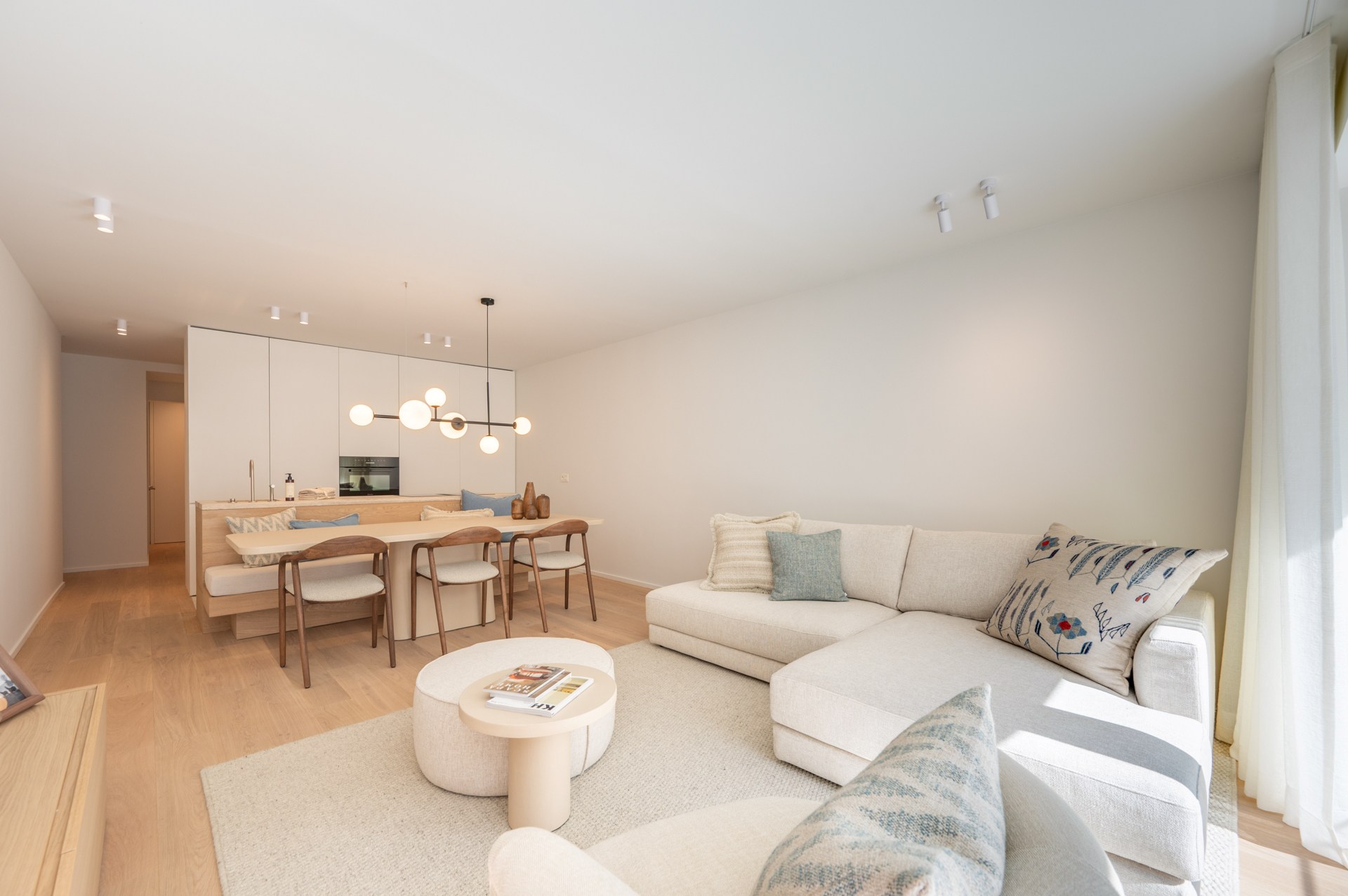 Appartement rénové de haut standing situé du côté ouest avec vue latérale sur la mer. 