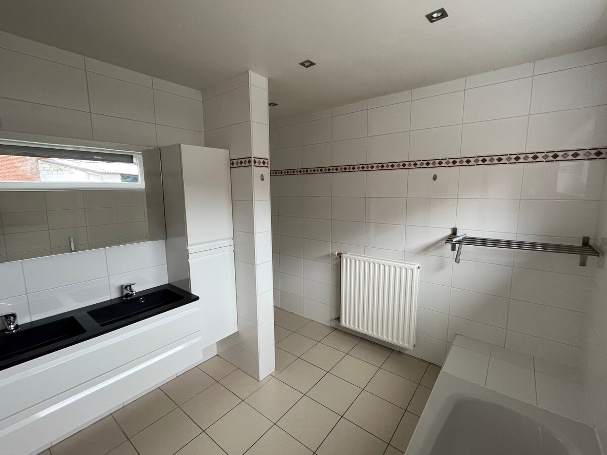 Bijzonder ruime, praktisch ingedeelde gezinswoning 