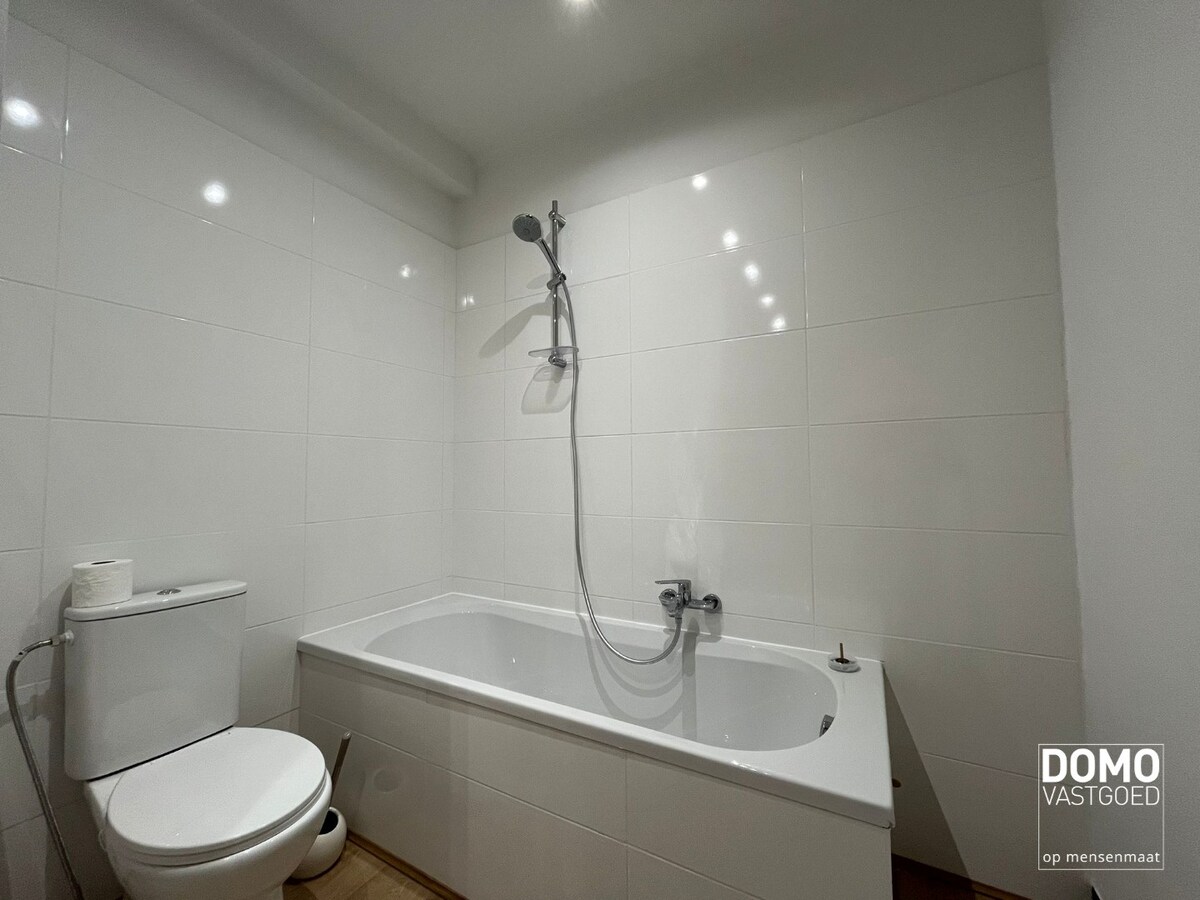 RUIME HALFOPEN WONING MET 3 SLAAPKAMERS IN LUMMEN 