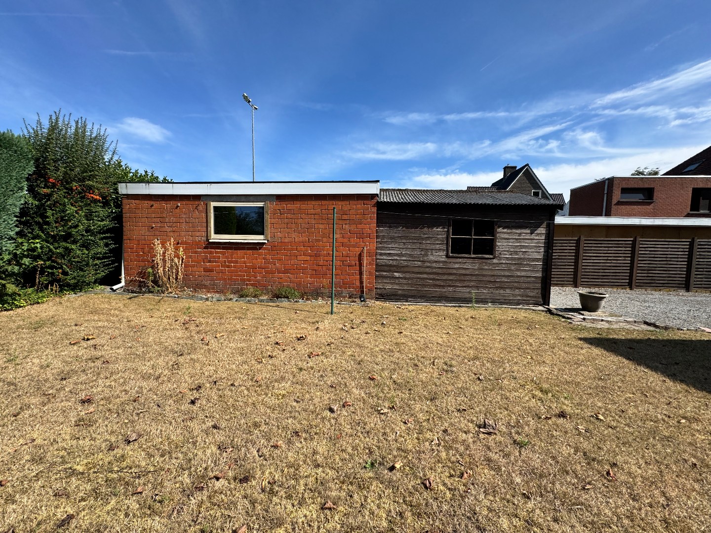 Kloeke halfopen bebouwing met tuin en dubbele garage. 