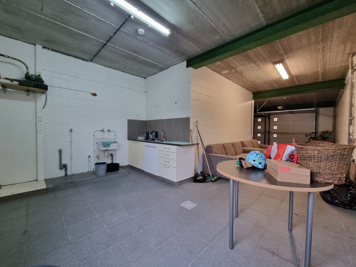 Energiezuinige halfopen gezinswoning met tuintje en ruim terras. 