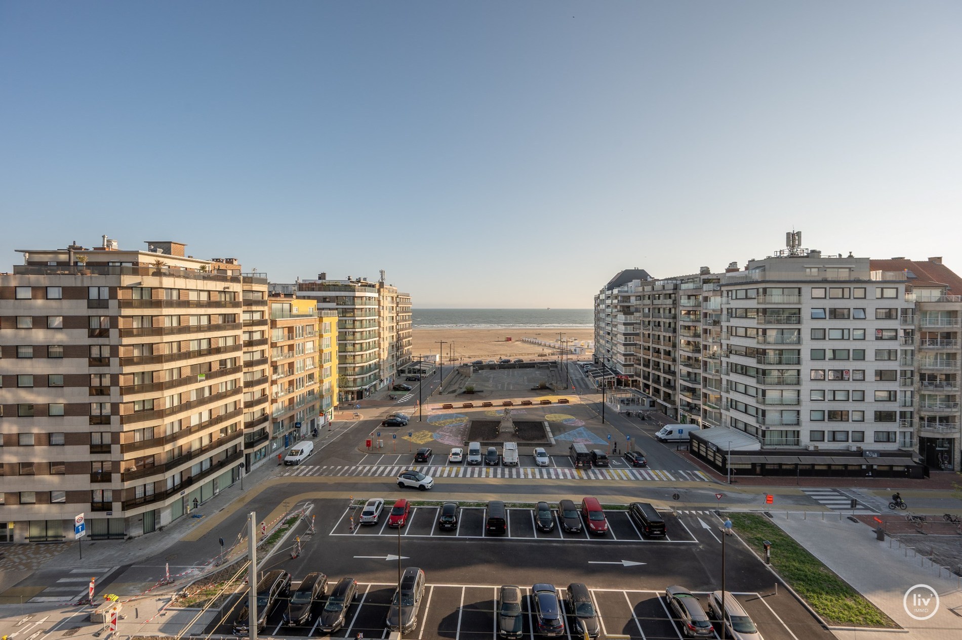 Appartement en duplex à vendre dans le prestigieux et nouveau projet architectural Tour des Héros, situé sur la place des Héros à Heist, avec une vue frontale sur la digue et la mer, à proximité de no 