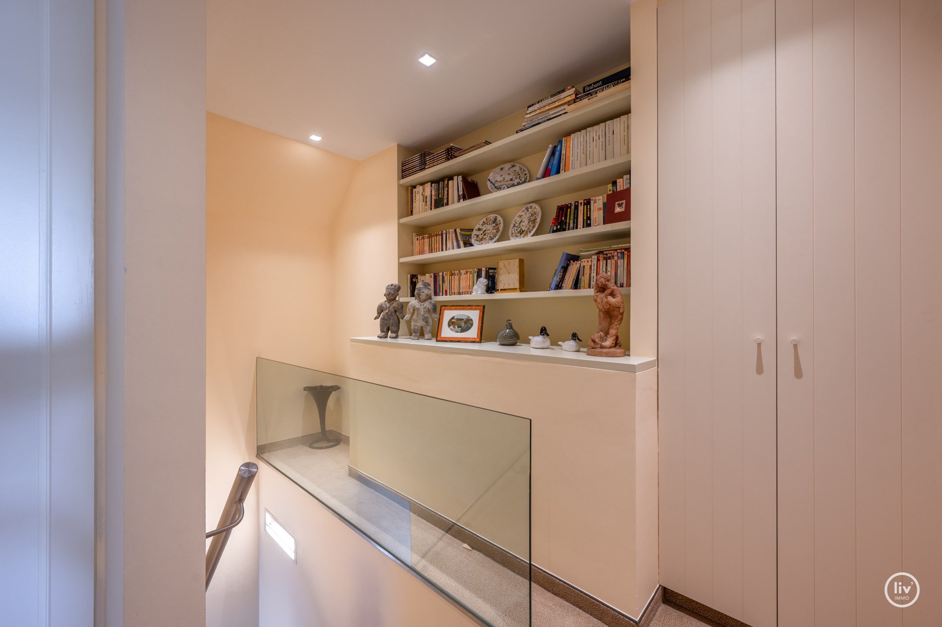 Uitzonderlijk dakappartement met een schitterend zonneterras en een prachtig open zicht over de villa's van het Zoute, gelegen tussen het centrum van Knokke. 