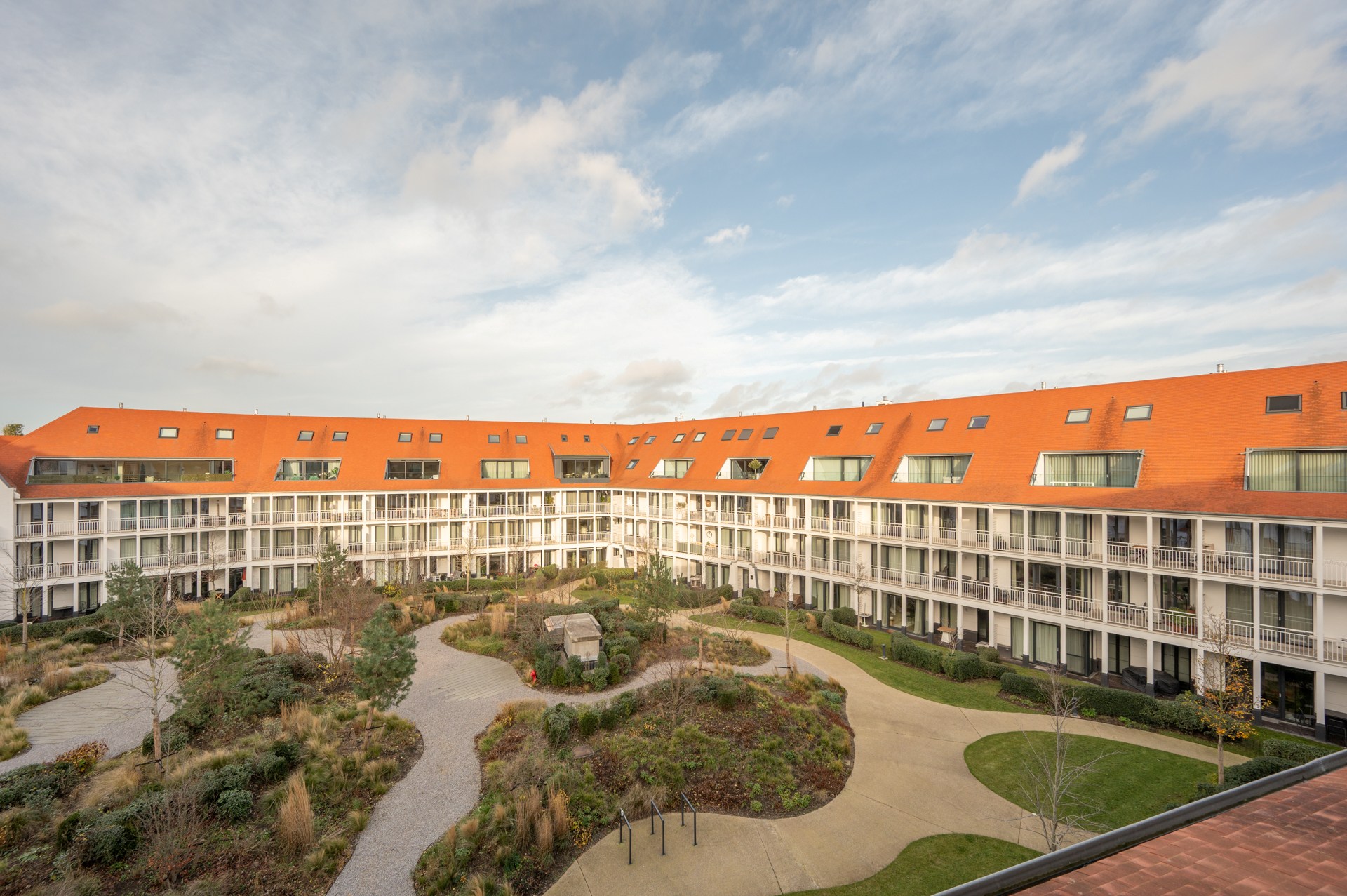 Cet appartement en duplex lumineux est situé à Duinenwater, combinant un agencement pratique avec des espaces extérieurs agréables et un emplacement calme au bord de l'eau. 