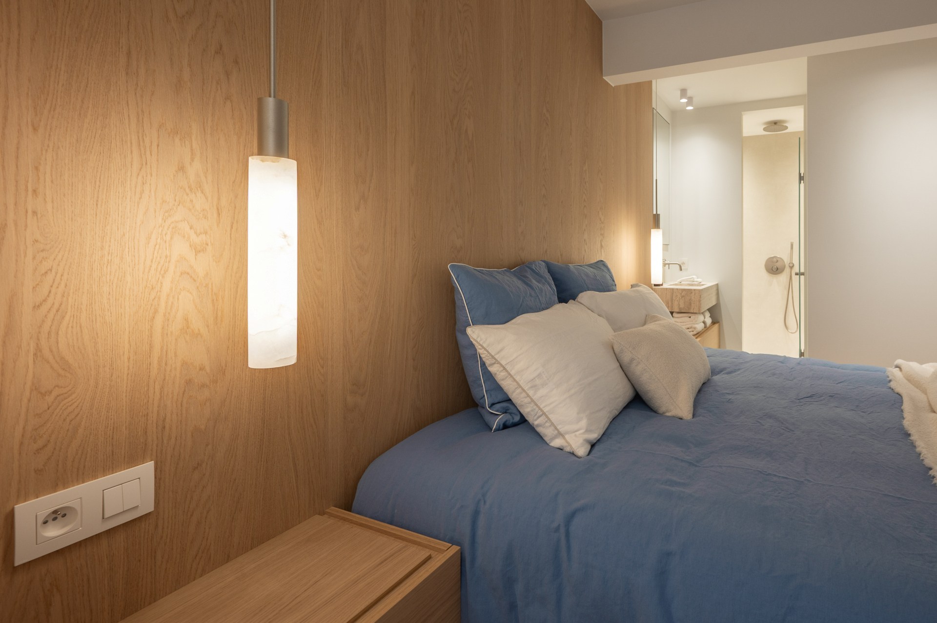 Appartement rénové de haut standing situé du côté ouest avec vue latérale sur la mer. 