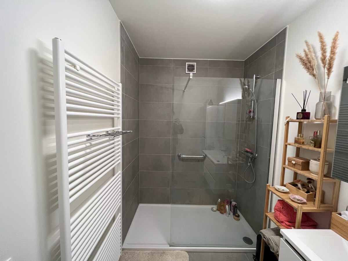 Recent, gelijkvloers 2-slpk-appartement 