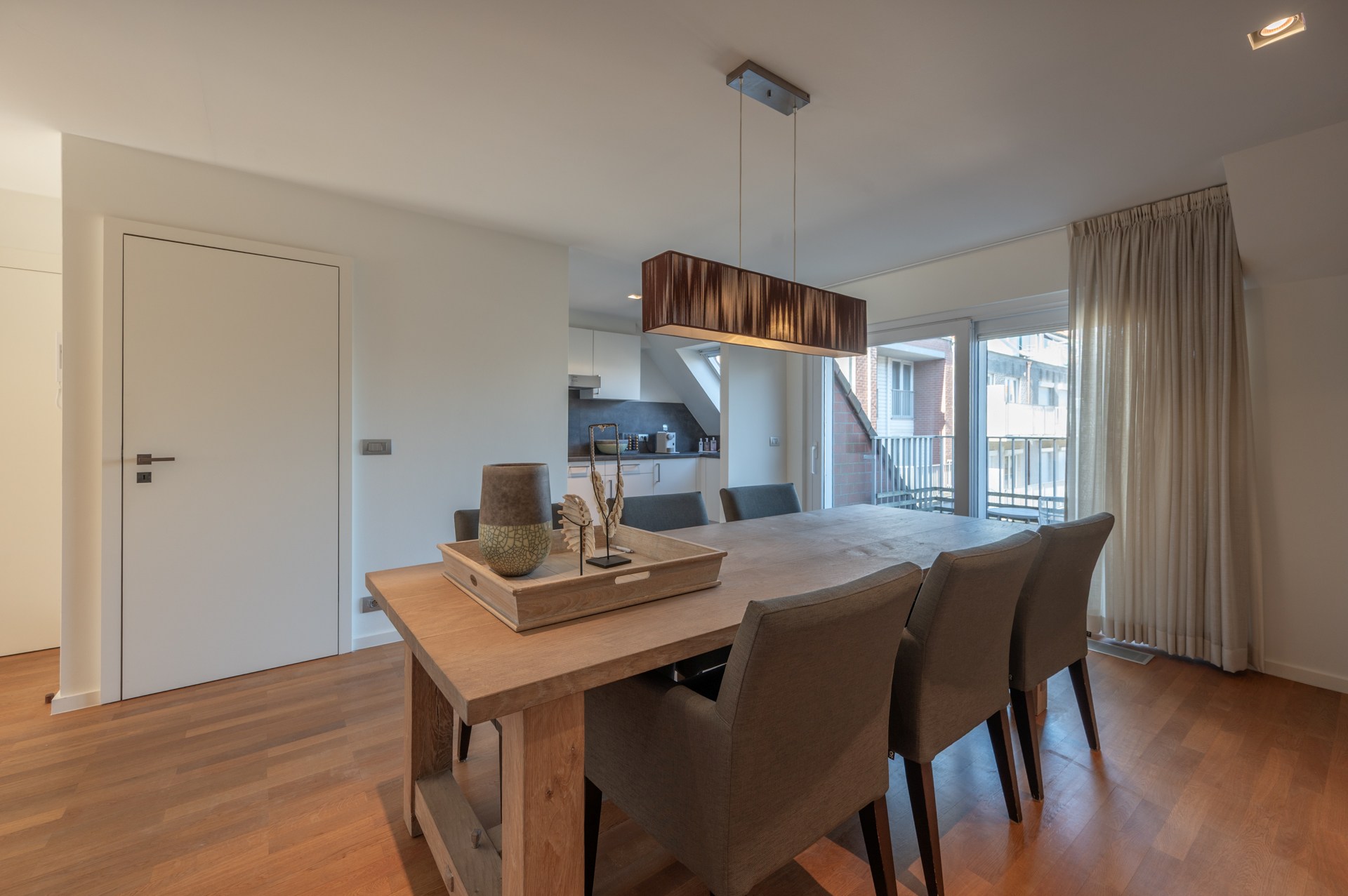 Ruim duplexappartement  in een recent gebouwde residentie in het levendige centrum van Knokke, op korte wandelafstand van het strand. 