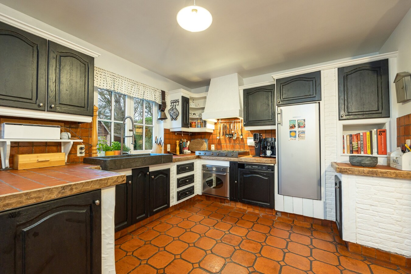 Charmante en ruime woning met zwembad en bijgebouw op toplocatie 