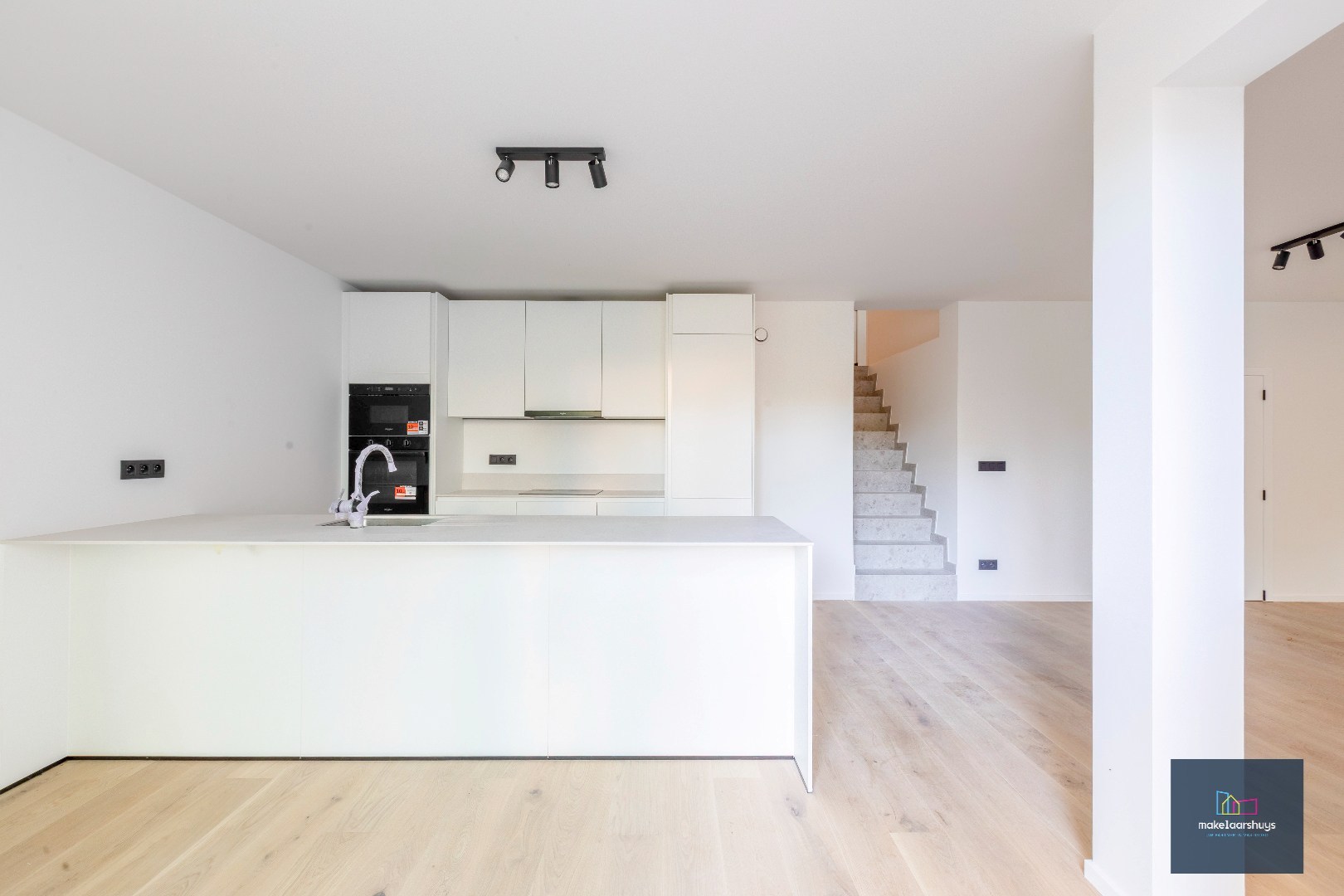Prachtig  duplex appartement met 4 slpk, 3 badk, grote tuin en parkeergelegenheid 