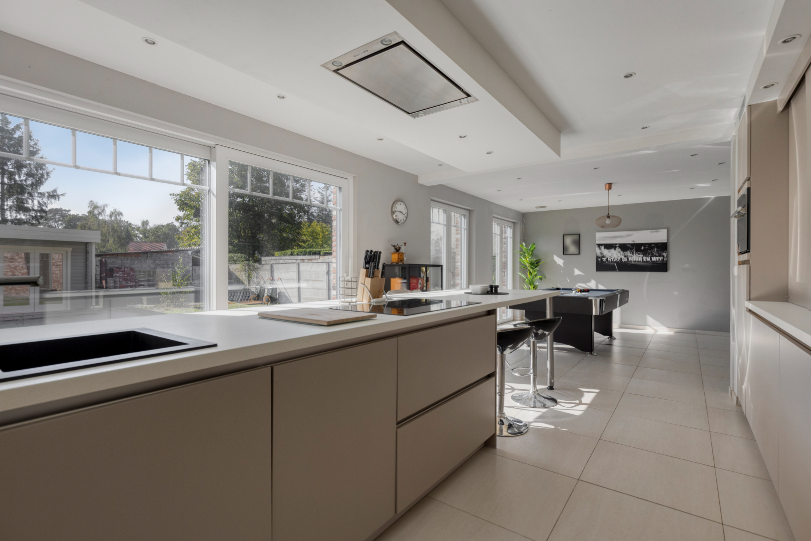 Vrijstaande woning van 2015 met 3 slaapkamers, volledige kelder en zuidgerichte tuin in Schilde. 