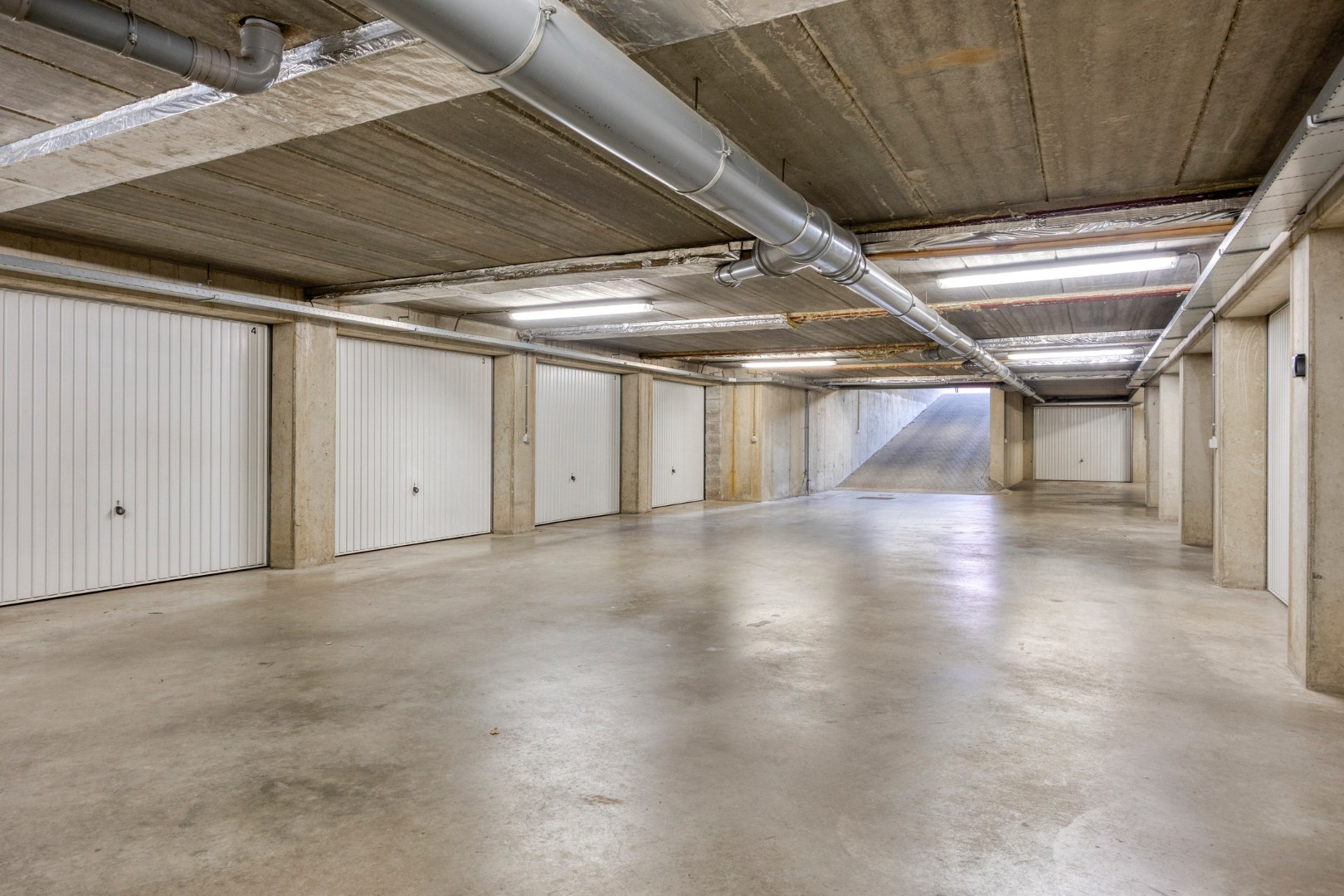 Gelijkvloers appartement met 3 slpk., ruim terras en ondergrondse garagebox in hartje Leopoldsburg 