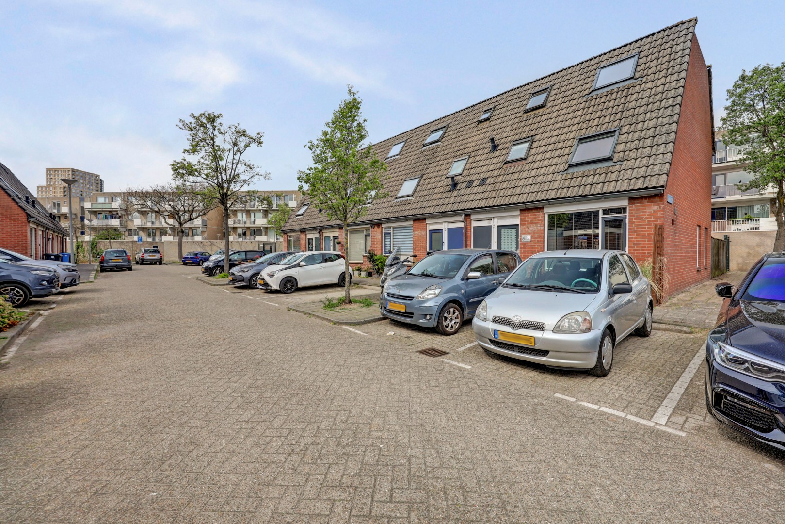 Instap klaar en moderne 4-kamer hoekwoning met 3 ruime slaapkamers, fraaie keuken en badkamer, onderhoudsvriendelijke tuin en gelegen op eigen grond. 